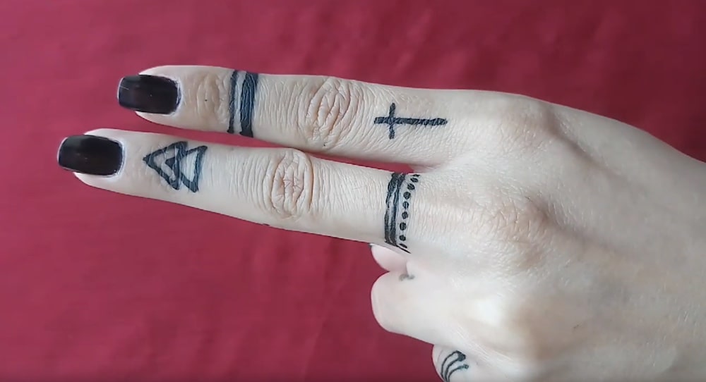 süße Fingertattoos Designs